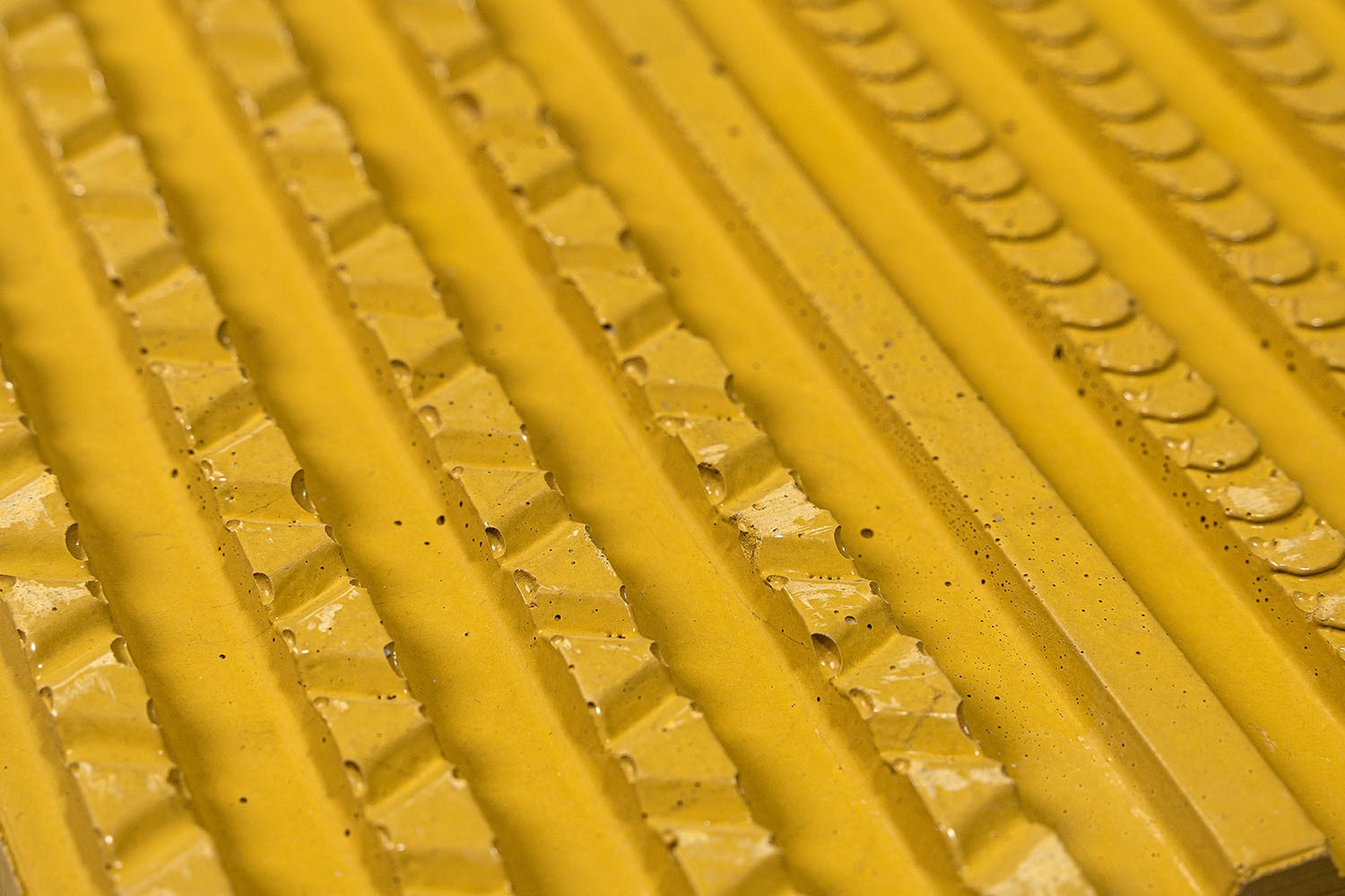 COMDES - Žlutá betonová dlažba s vodící linií